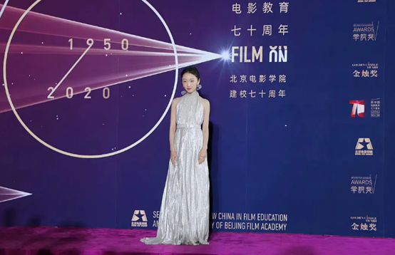 周冬雨|北电校庆群像：杨紫脸肿腿粗，关晓彤长腿惊艳，周冬雨展影后风采