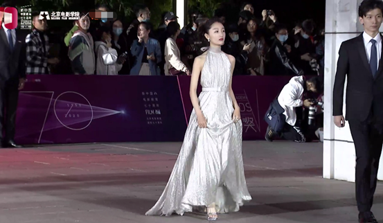 周冬雨|北电校庆群像：杨紫脸肿腿粗，关晓彤长腿惊艳，周冬雨展影后风采