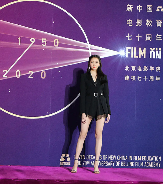 周冬雨|北电校庆群像：杨紫脸肿腿粗，关晓彤长腿惊艳，周冬雨展影后风采