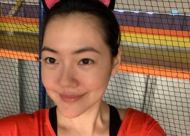 小s|小S带两女儿外出吃饭，打扮随意发型凌乱，晒素颜照脸胖到认不出