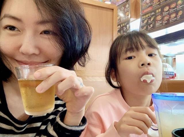 小s|小S带两女儿外出吃饭，打扮随意发型凌乱，晒素颜照脸胖到认不出