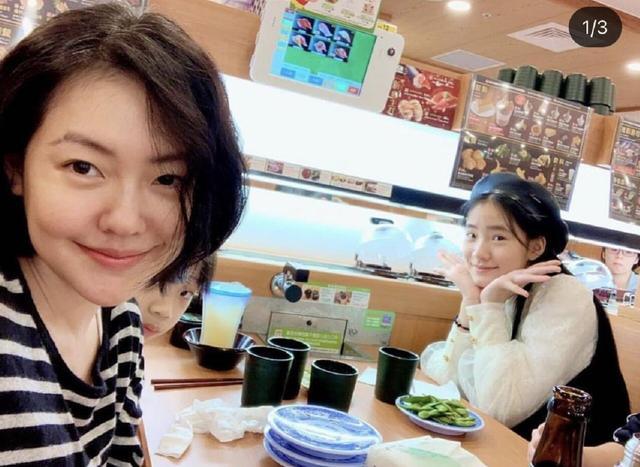 小s|小S带两女儿外出吃饭，打扮随意发型凌乱，晒素颜照脸胖到认不出