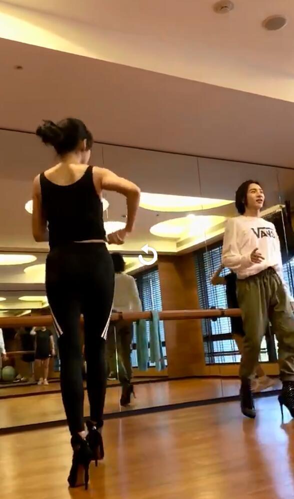 小s|小S带两女儿外出吃饭，打扮随意发型凌乱，晒素颜照脸胖到认不出