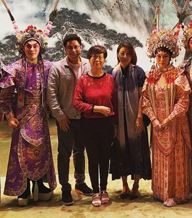 霍启刚|霍启刚带儿子上兴趣班，细心帮孩子挽袖，霍中曦穿百元童鞋很朴实