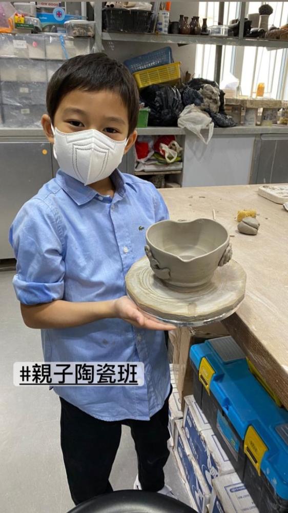 霍启刚|霍启刚带儿子上兴趣班，细心帮孩子挽袖，霍中曦穿百元童鞋很朴实