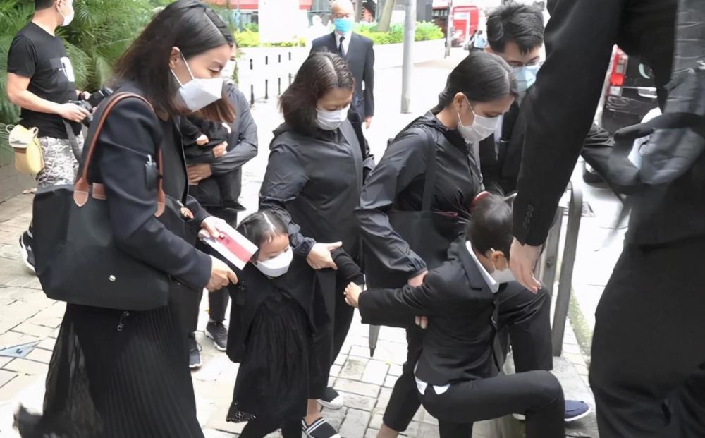 霍启刚|霍启刚带儿子上兴趣班，细心帮孩子挽袖，霍中曦穿百元童鞋很朴实