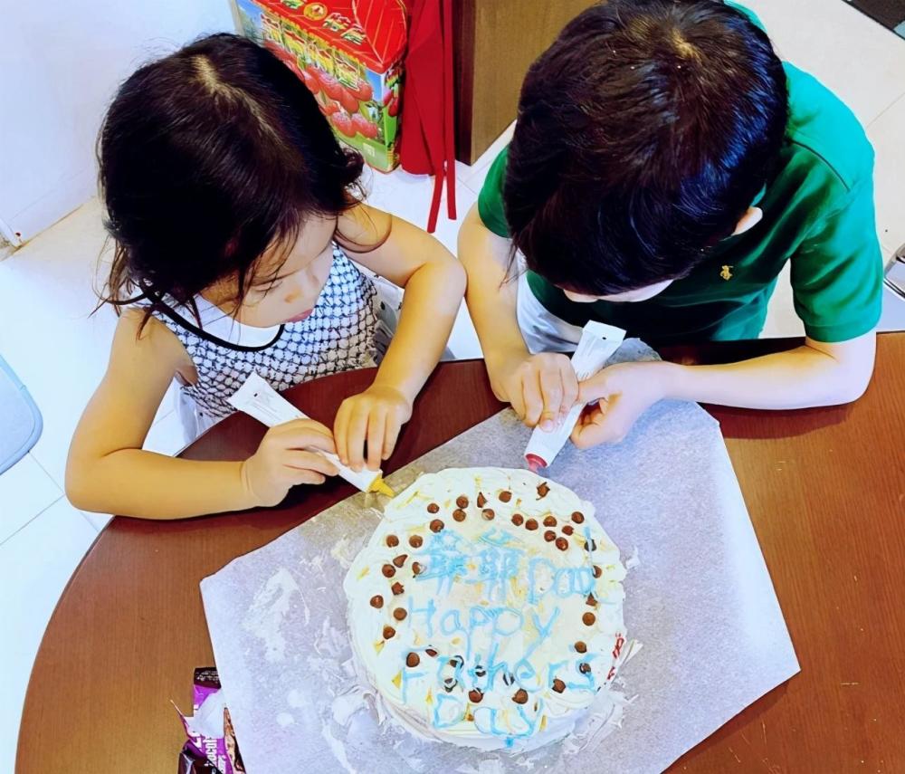 霍启刚|霍启刚带儿子上兴趣班，细心帮孩子挽袖，霍中曦穿百元童鞋很朴实