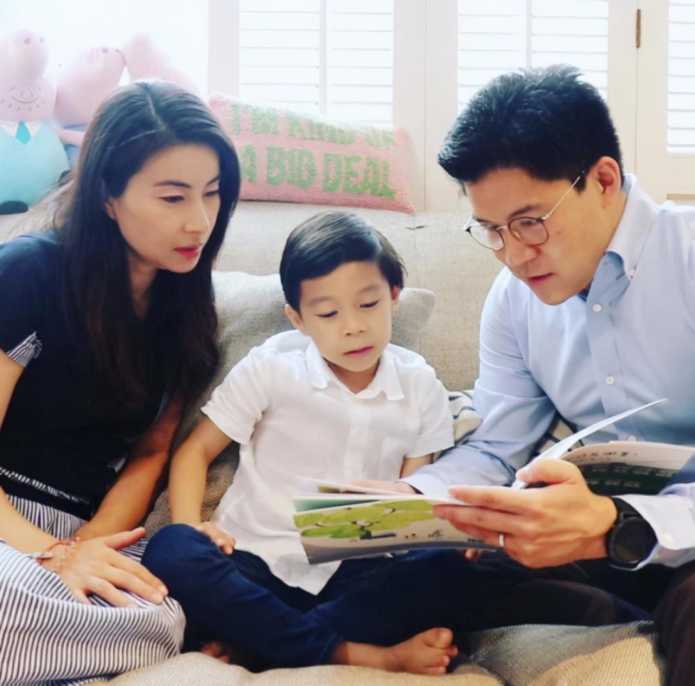 霍启刚|霍启刚带儿子上兴趣班，细心帮孩子挽袖，霍中曦穿百元童鞋很朴实