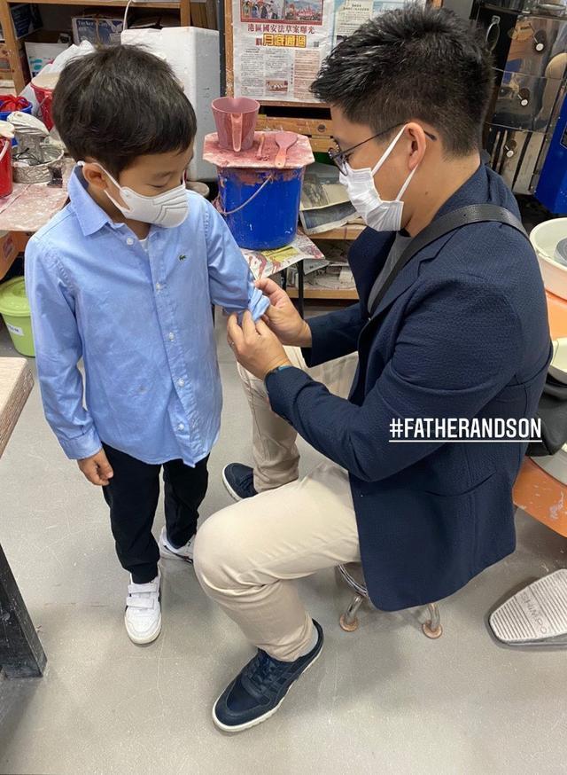 霍启刚|霍启刚带儿子上兴趣班，细心帮孩子挽袖，霍中曦穿百元童鞋很朴实