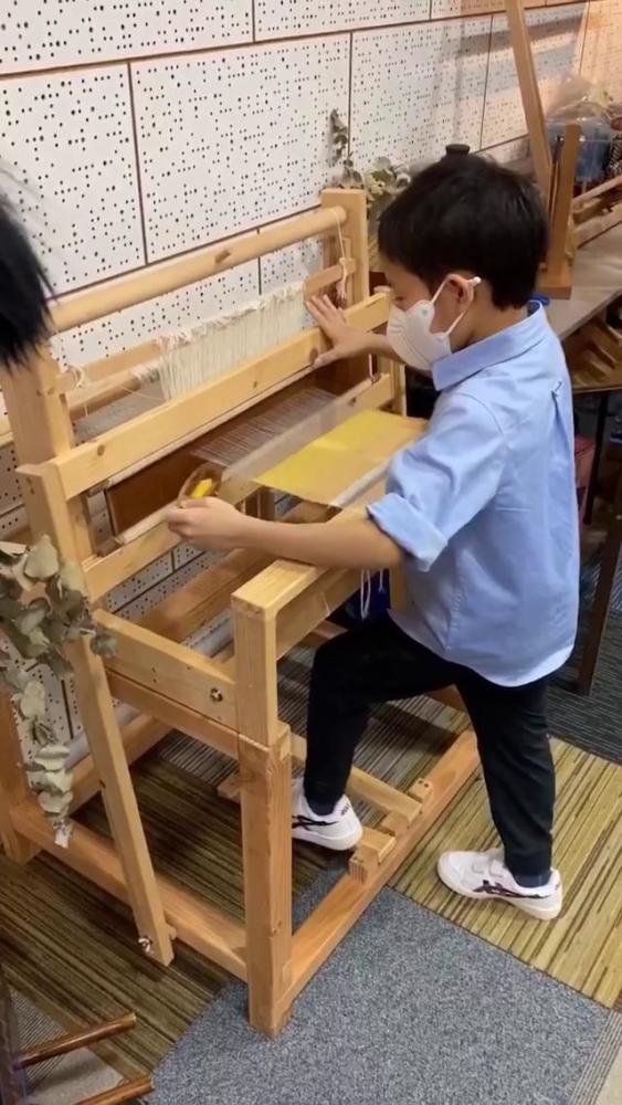 霍启刚|霍启刚带儿子上兴趣班，细心帮孩子挽袖，霍中曦穿百元童鞋很朴实