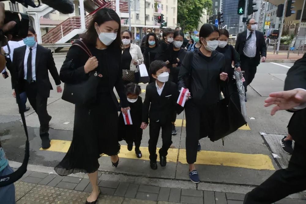 霍启刚|霍启刚带儿子上兴趣班，细心帮孩子挽袖，霍中曦穿百元童鞋很朴实