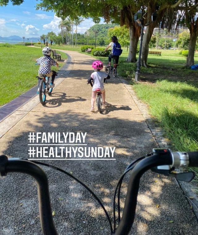 霍启刚|霍启刚带儿子上兴趣班，细心帮孩子挽袖，霍中曦穿百元童鞋很朴实