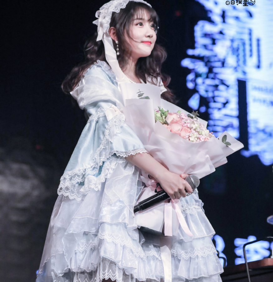 女明星穿上洛丽塔,徐艺洋清新,李艺彤可爱,看到谭卓:依旧有气场!