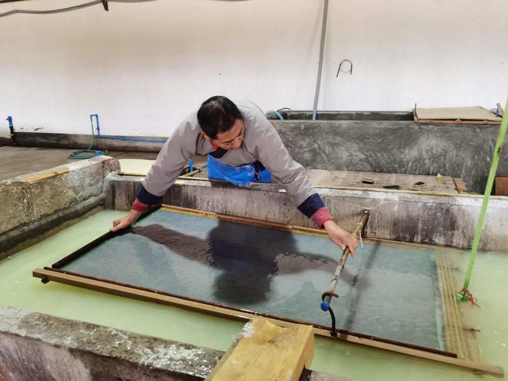 手工造纸|千年纸乡四川夹江的涅槃“纸”路 引来专家赞其“未来可期”