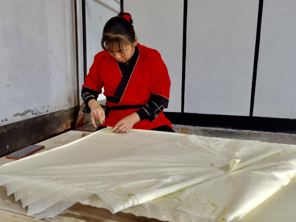 手工造纸|千年纸乡四川夹江的涅槃“纸”路 引来专家赞其“未来可期”