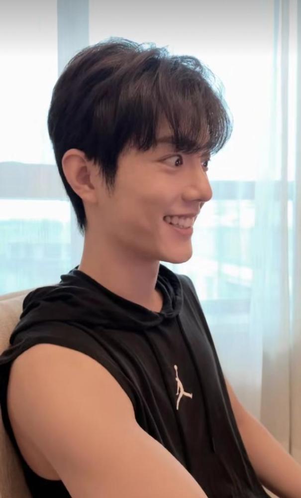 肖战|肖战晒健身照自嘲搬砖，手臂线条引粉丝尖叫，帽子反戴致敬鹿晗？