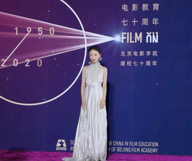 杨紫|北电校庆女星生图：杨紫表情僵硬，关晓彤着装不得体，杨幂又赢了