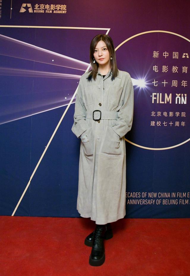 杨紫|北电校庆女星生图：杨紫表情僵硬，关晓彤着装不得体，杨幂又赢了