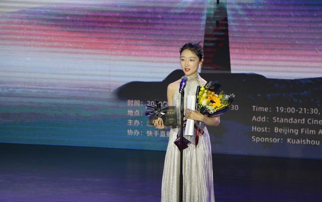 杨紫|北电校庆女星生图：杨紫表情僵硬，关晓彤着装不得体，杨幂又赢了