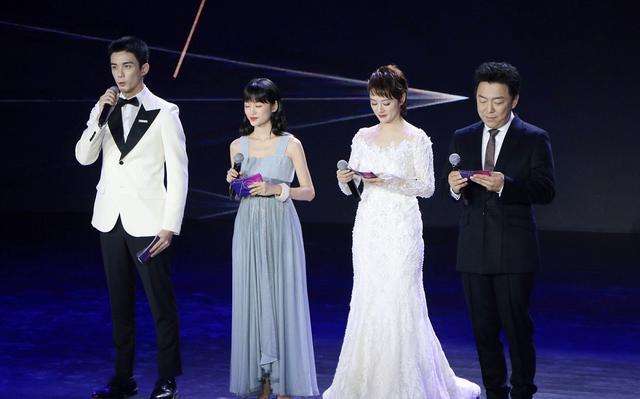 杨紫|北电校庆女星生图：杨紫表情僵硬，关晓彤着装不得体，杨幂又赢了