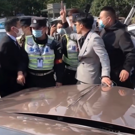 网红|演唱会前夕，知名网红与酒店工作人员发生冲突，现场发生了什么？