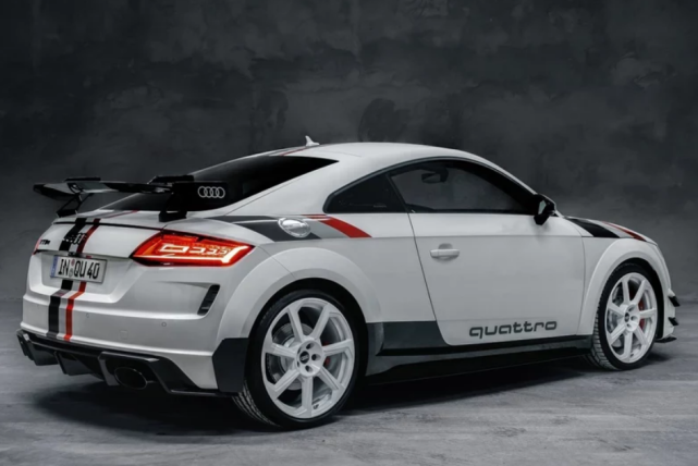 从外观造型设计方面看,整部车基本上保持了奥迪tt的基本造型风格,属于