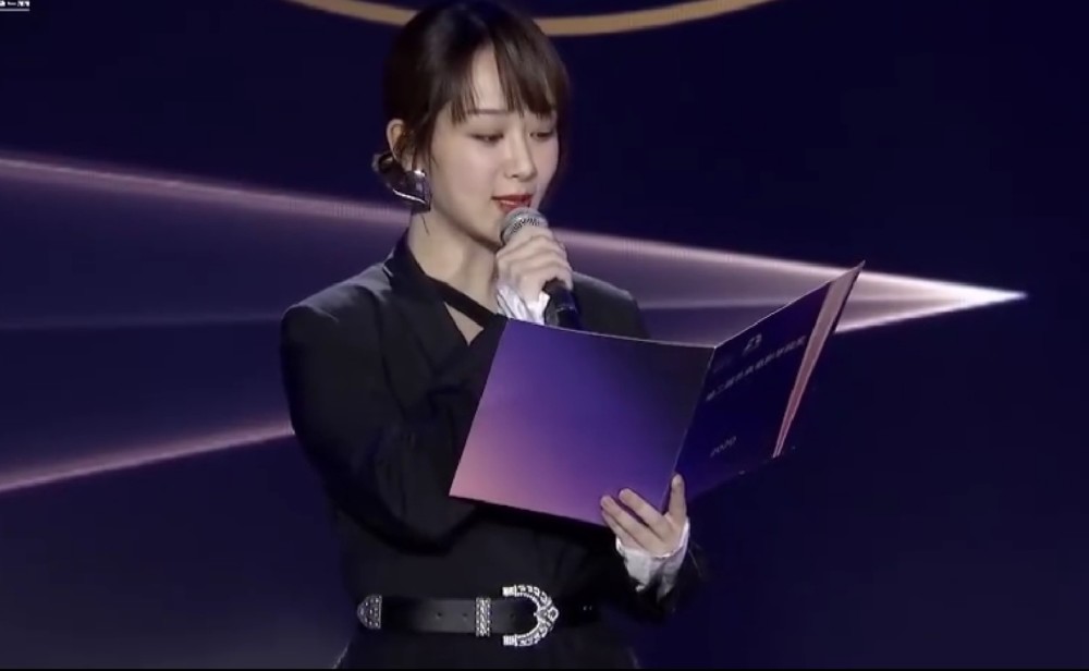 杨紫|杨紫暖心告白：今天回家来跟您过生日，愿您一切都好，我也要更努力，我爱你