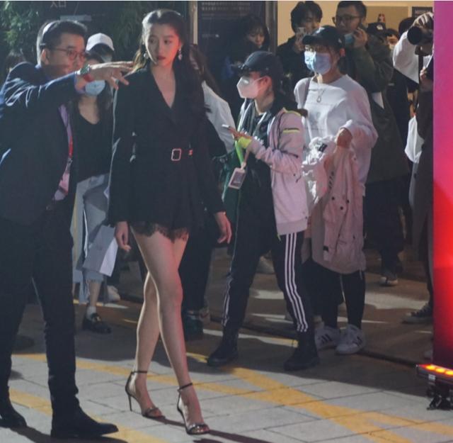 杨紫|杨紫现身北电为母校庆生，穿薄纱透视裙气质飒，晒毕业手册被写性别男