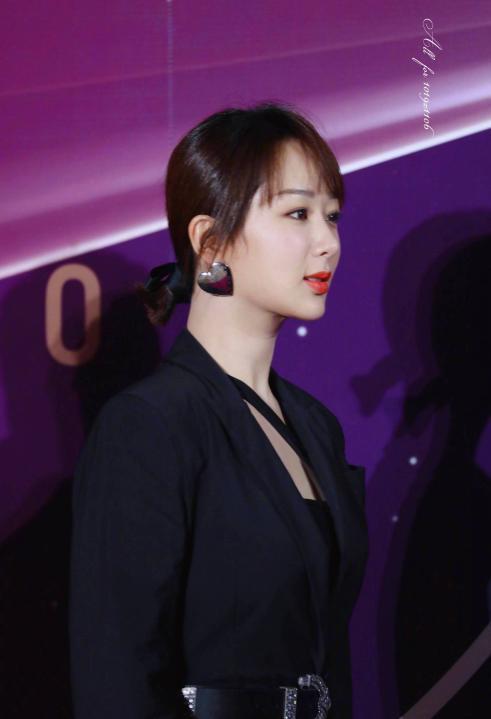 杨紫|杨紫现身北电为母校庆生，穿薄纱透视裙气质飒，晒毕业手册被写性别男