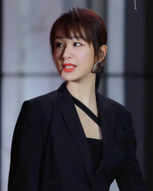 杨紫|杨紫现身北电为母校庆生，穿薄纱透视裙气质飒，晒毕业手册被写性别男