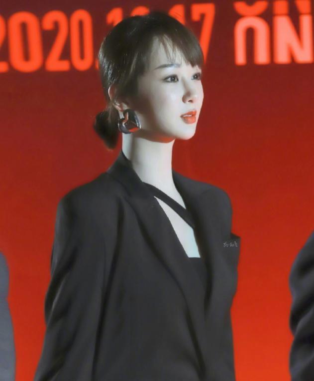 杨紫|杨紫现身北电为母校庆生，穿薄纱透视裙气质飒，晒毕业手册被写性别男