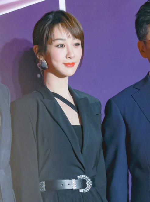 杨紫|杨紫现身北电为母校庆生，穿薄纱透视裙气质飒，晒毕业手册被写性别男