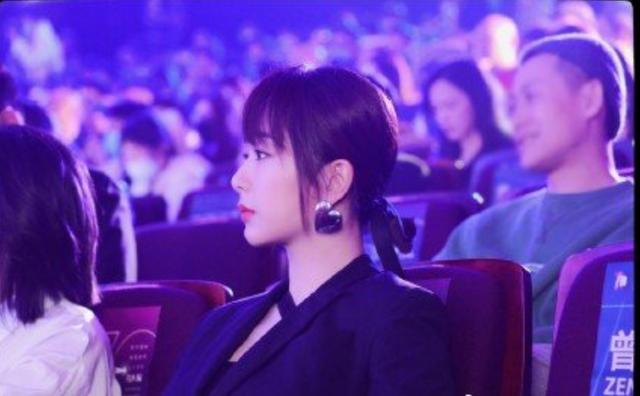 杨紫|杨紫现身北电为母校庆生，穿薄纱透视裙气质飒，晒毕业手册被写性别男