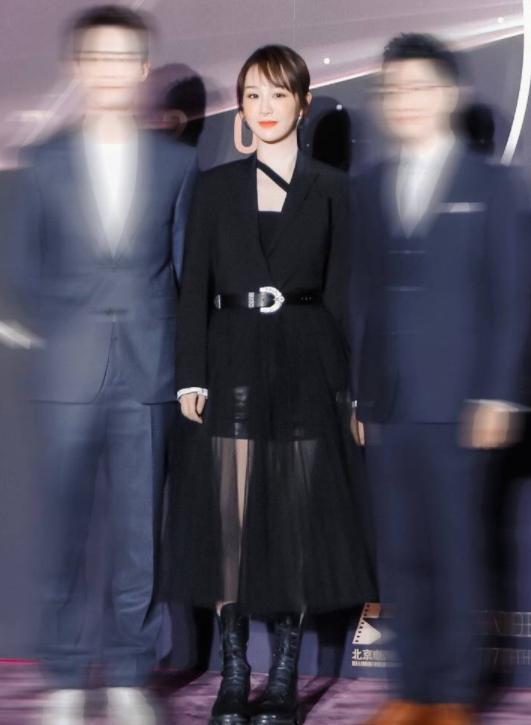 杨紫|杨紫现身北电为母校庆生，穿薄纱透视裙气质飒，晒毕业手册被写性别男