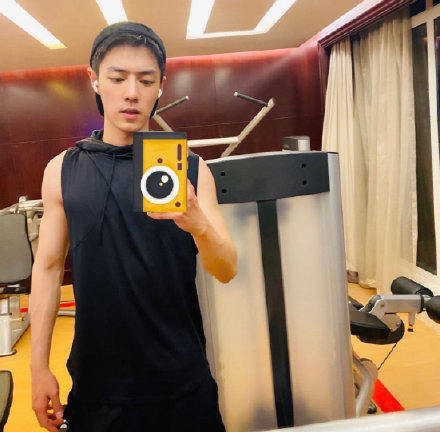 肖战|明星超话签到排行榜，肖战断层登顶，朱一龙不降反升