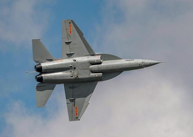 中国空军初教六学员直上教10猎鹰一机顶3省钱又省时间