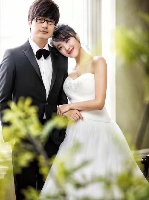 玖月奇迹|玖月奇迹王小玮离婚后现身，穿花瓣裙气色极佳，已走出失婚阴影