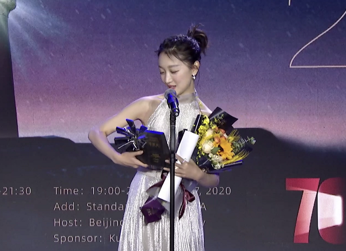 周冬雨|周冬雨又拿奖！打败黄渤姚晨获学院最佳电影表演，名字将永刻北电