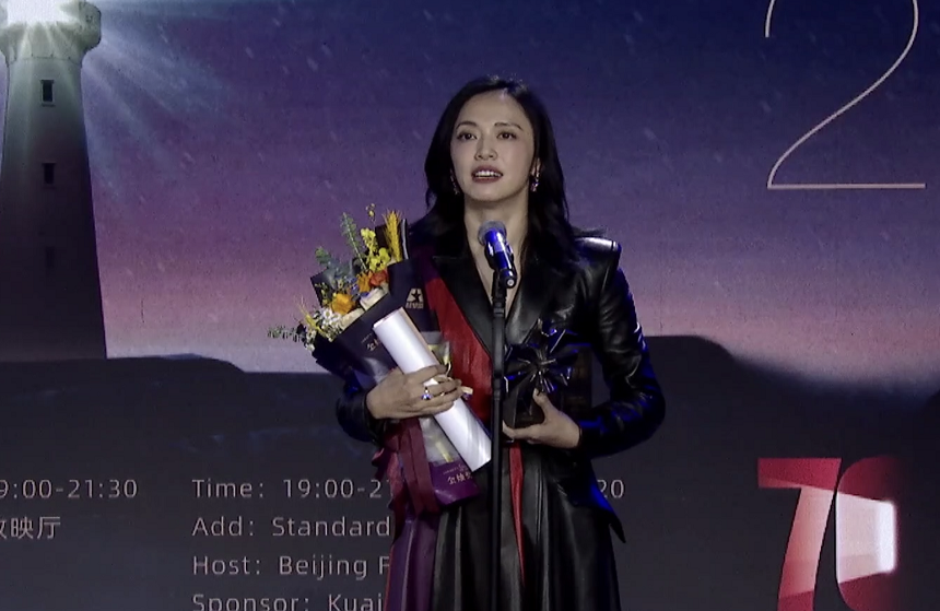 周冬雨|周冬雨又拿奖！打败黄渤姚晨获学院最佳电影表演，名字将永刻北电