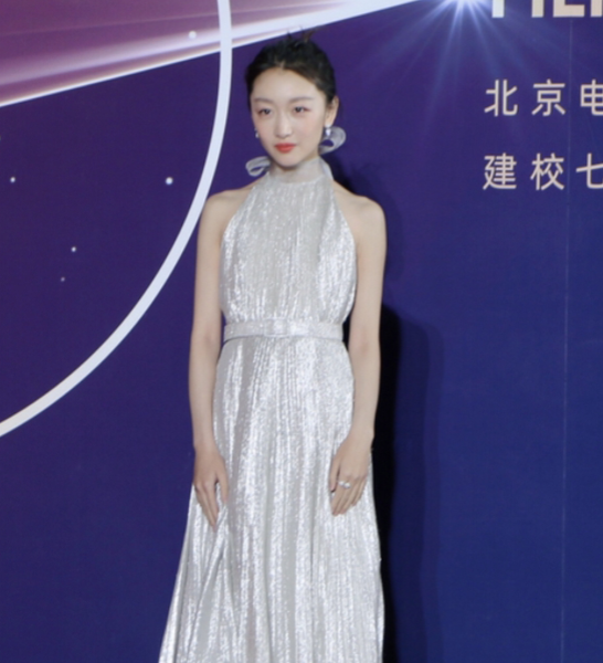 周冬雨|周冬雨又拿奖！打败黄渤姚晨获学院最佳电影表演，名字将永刻北电