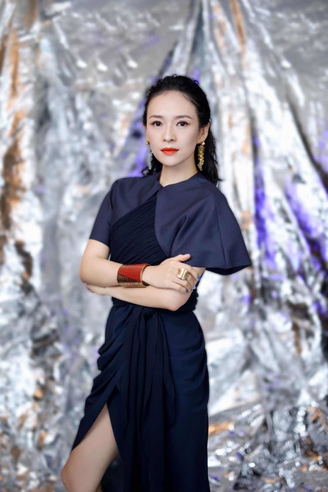 章子怡|章子怡产后首现身秀场，与马伊琍佘诗曼比美，生图曝光脸部干瘦显皱纹