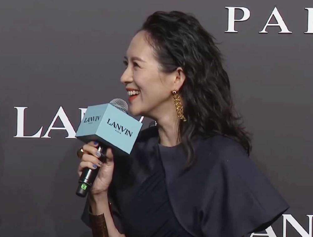 章子怡|章子怡产后首现身秀场，与马伊琍佘诗曼比美，生图曝光脸部干瘦显皱纹