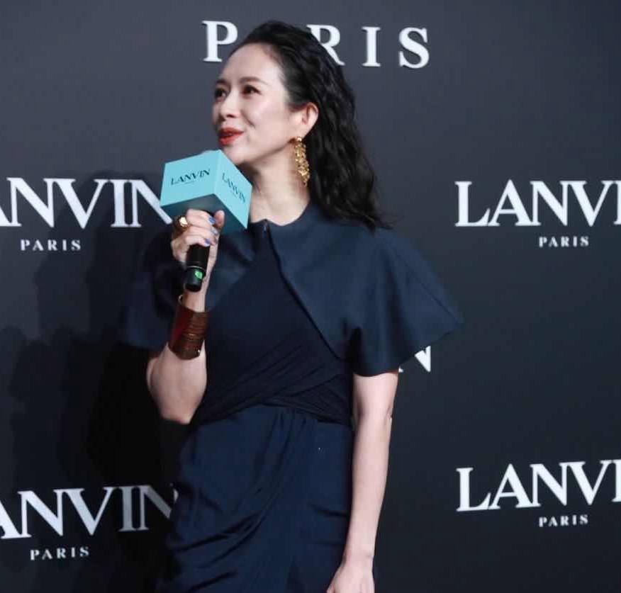 章子怡|章子怡产后首现身秀场，与马伊琍佘诗曼比美，生图曝光脸部干瘦显皱纹