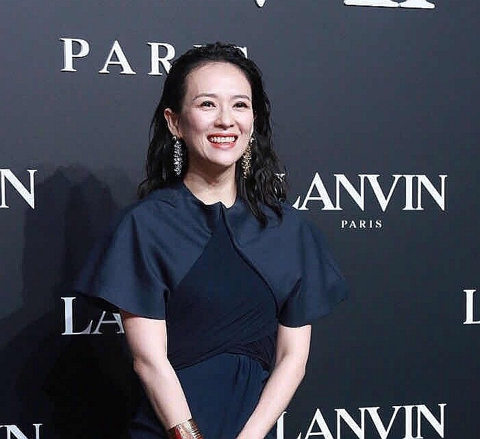 章子怡|章子怡产后首现身秀场，与马伊琍佘诗曼比美，生图曝光脸部干瘦显皱纹