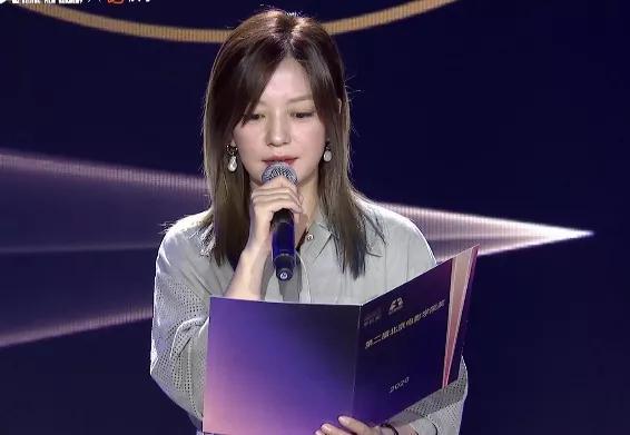 周冬雨|北电70周年校庆现场亮点：周冬雨后台吃点心，杨幂台下忙打电话