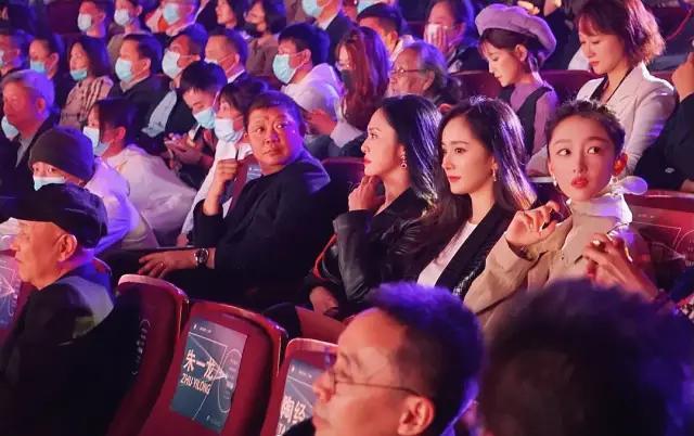 周冬雨|北电70周年校庆现场亮点：周冬雨后台吃点心，杨幂台下忙打电话