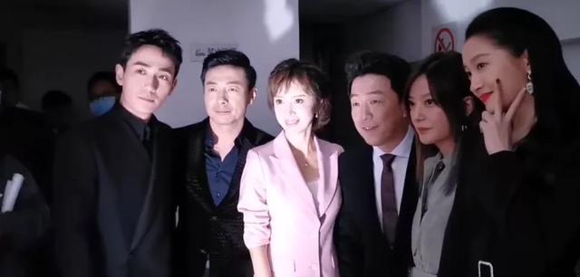 周冬雨|北电70周年校庆现场亮点：周冬雨后台吃点心，杨幂台下忙打电话