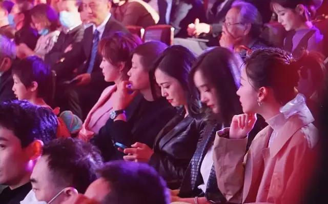 周冬雨|北电70周年校庆现场亮点：周冬雨后台吃点心，杨幂台下忙打电话