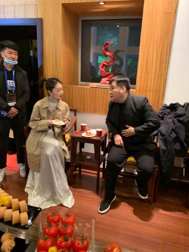 周冬雨|北电70周年校庆现场亮点：周冬雨后台吃点心，杨幂台下忙打电话