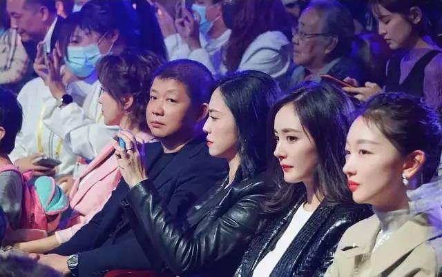 周冬雨|北电70周年校庆现场亮点：周冬雨后台吃点心，杨幂台下忙打电话